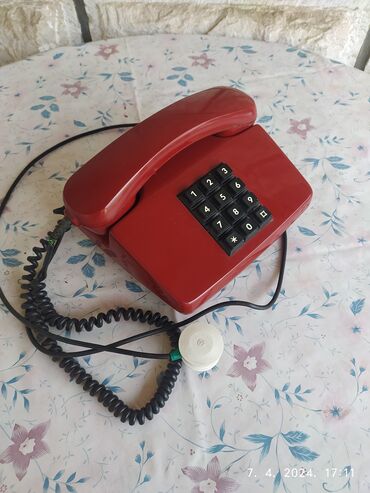 Kućni aparati: Stari žični telefon.
Očuvan
Nije radio zadnjih 20 godina 💥