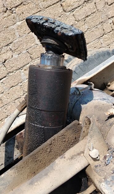 Motonəqliyyat: Bu, bir hidravlik silindrdir. Bu silindr ağır yüklərin qaldırılması və