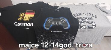 Duksevi: Dečiji duks sa kapuljačom bež boje. Dukserica ima crni rajsferšlus i — 8