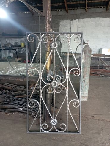 Откатные ворота: Элегантные кованые ворота черного цвета с изящными золотистыми — 7