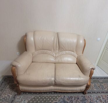 кожаные диваны: Продаю кожаные диван 2 х местный и 1 кресло основа дерево Малайзия