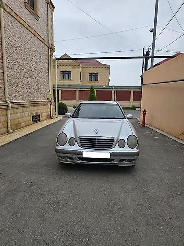 bmw 320 1996: Mercedes-Benz E 220: 2.2 l | 2001 il Sedan — 1