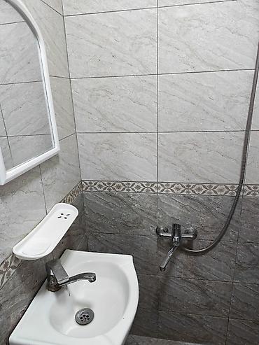 Uzunmüddətli kirayə mənzillər: Aileli,usaqli sexslere verilmir.Kirayə üçün 1 otaqlı, mebel və məişət — 9