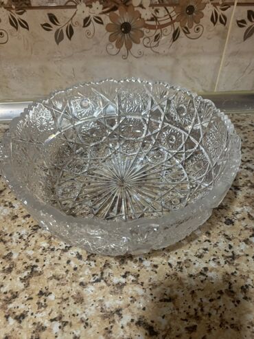 Diametr 26 sm, hündürlüyü 9 sm Billur materialdan hazırlanmış, oyma