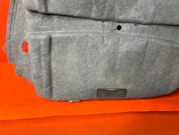 Другие детали кузова: Серая обшивка багажника автомобиля, разработанная для защиты — 8