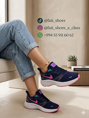 кроссовки nike: Qadın idman ayaqqabısı - Rəng: tünd göy üst, çəhrayı Nike loqosu və — 1