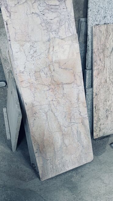 Mərmər: Fərqli ölçülərdə və çalarlarda mövcud olan mərmər plitələr müxtəlif — 2