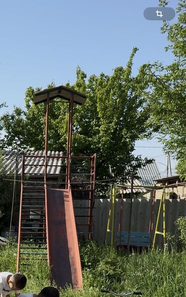 купить горку детскую для улицы: Продаю металлическую детскую горку с крышей + качели. Прочная