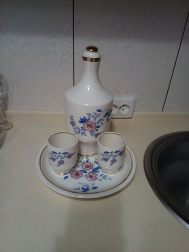 куплю советскую посуду: Продаю набор из блюда, графина и двух стаканов. Советская керамика