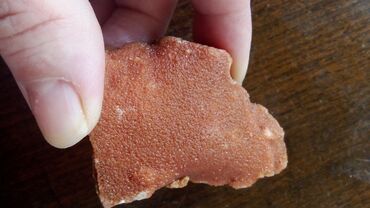 Kristali i minerali: Prirodni mineralni uzorak sa grubom, nepravilnom formom. Odlikuje se — 19