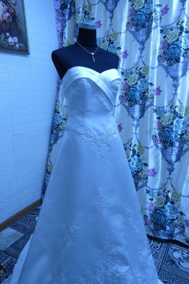 платья большого размера: 48-50 размер, белое, вышито очень красиво и качественно, б/у. В