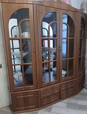 Dolablar: Klassik üslubda böyük vitrinli bufet - Material: taxta korpus, şüşə — 2