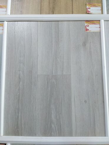 Parket: Boz rəngdə, taxta effekti ilə hazırlanmış bu laminat döşəmə, müasir və