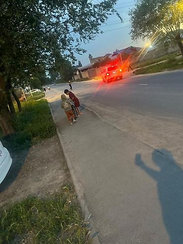 Продажа комнат: Дом 5 комн. - Большая гостиная: светлые стены с фактурными обоями — 12