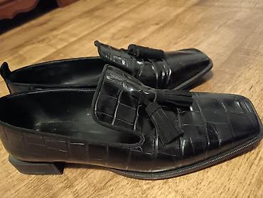 Ostale cipele: Set ženskih cipela – 9 pari 1) Bordo lakovane cipele sa niskom — 6