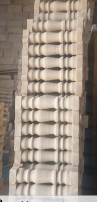 Pilləkən məhəccərləri: Ağ rəngli, müxtəlif formalı və ölçülü dəmir-beton sütunlar. Bu — 44