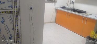 uşaq şkaf: Mətbəx mebel dəsti və texnika - Rəng: narıncı fasadlar, ağ mərmər