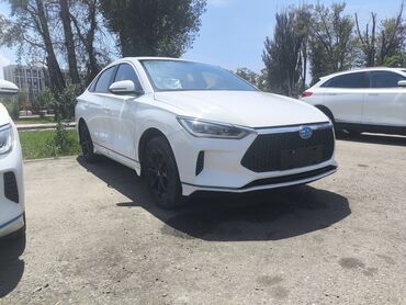 byd электромобиль цена: Белый седан BYD с черными дисками. Этот автомобиль имеет современный