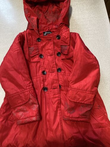 пиджак красный: Продаю Деми куртку на тёплую зиму внутри утеплённая флисовый. Размер