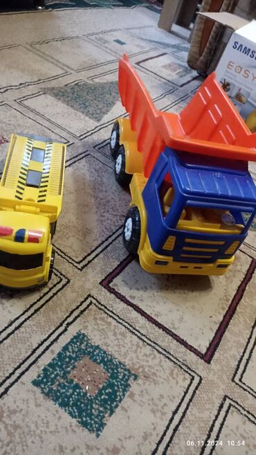 жёлтый домик: Игрушки продаю.Две машинки 250 сом