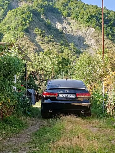 Hyundai: Əsas xüsusiyyətlər: - Kuzov: sedan, qara rəng, xrom bəzəklər - — 8