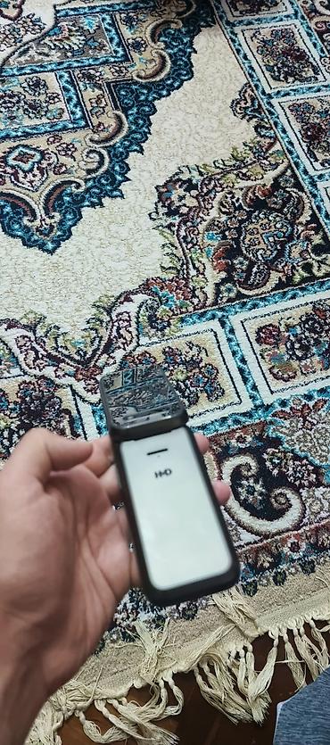 HMD qapaqlı mobil telefon Xüsusiyyətlər: - Qapaqlı (flip) dizayn
