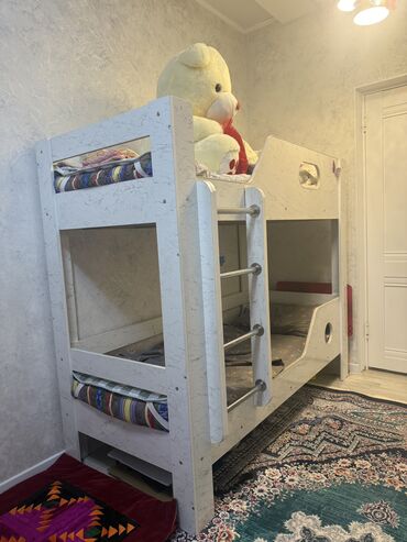 детский двухэтажный кровать: Двухъярусная детская кровать, Б/у, ЛДСП, цвет - Бежевый