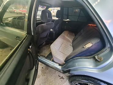 mühərrik yastığı: Mercedes-Benz E-Class W124 sedan - Kuzov: 4 qapılı sedan, açıq mavi — 10