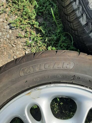 Gume i felne: 4 komada alu felne r15, sa 2 skoro nove i 2 polovne letnje gume. Na — 12