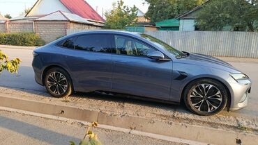 электромобиль neta: Элегантный электрический седан BYD Seal в темно-синем цвете, идеально
