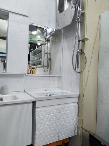 вкладыши для ванны: Vanna otağı üçün mebel və sanitariya dəsti - Asma güzgülü şkaf: geniş