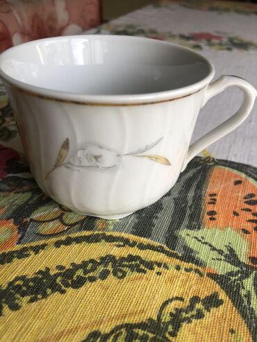 Kompleti posuđa: Od finog starog porcelana dve tacne bez šoljica, jedna šoljica sa — 16