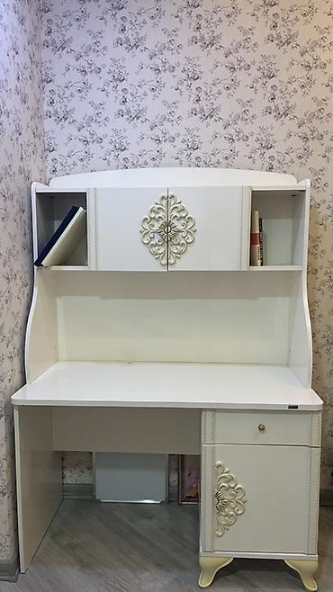 Mebel: Zərif klassik dizaynda yazı və kompüter masası. Ağ rəngdə hazırlanıb — 2