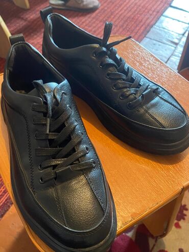 черная обувь: Туфли мужские. полуклассика в отличном состоянии (экокожа). Размер 41