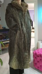 Krzneni kaputi: Dugački ženski kaput od krzna, elegantnog kroja sa naglašenim šarama u — 5