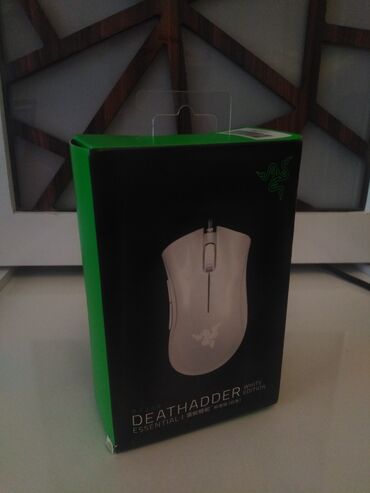 miki maus şəkilləri: Razer DeathAdder Essential White Edition siçanı. Ağ rəngdədir və kabel