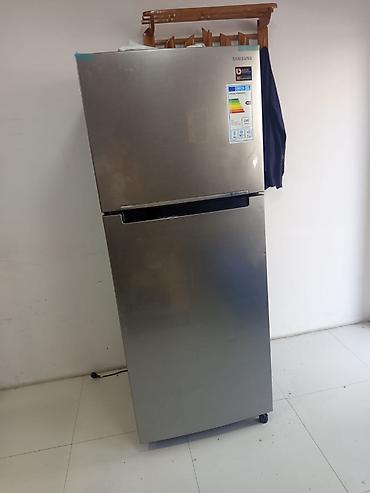 Soyuducular: İşlənmiş 2 qapılı Samsung Soyuducu Satılır, rəng - Boz, Təkərli — 1
