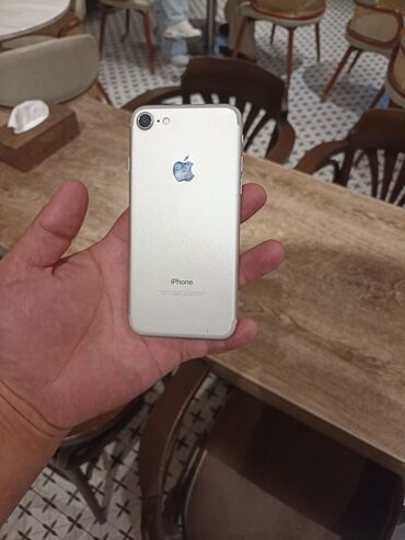 коврик для телефона: IPhone 7, Б/у, 32 ГБ, Серебристый, Зарядное устройство, Защитное стекло, Чехол, В рассрочку, 80 %