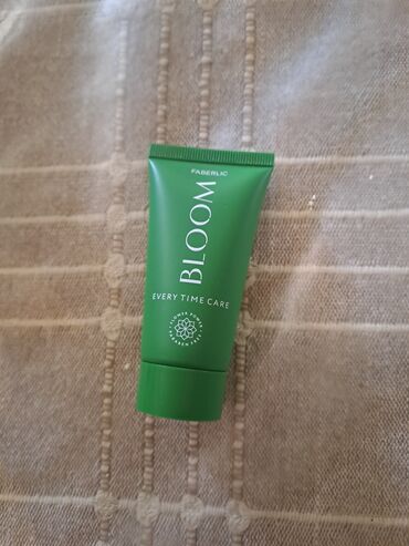 Üz üçün maskalar: Faberlic Bloom Every Time Care kremi. Bu yaşlanma əleyhinə krem