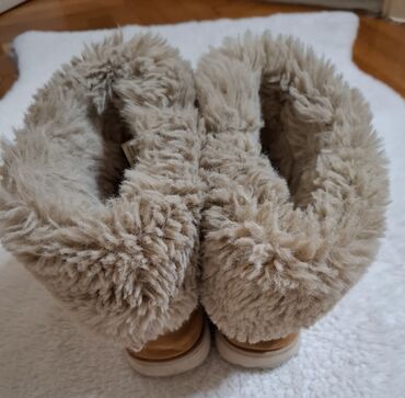 Ugg čizme: Ugg čizme, Zara, Veličina - 34 na lalafo.rs — 19 Ugg čizme: Ugg čizme, Zara, Veličina - 34 — 19