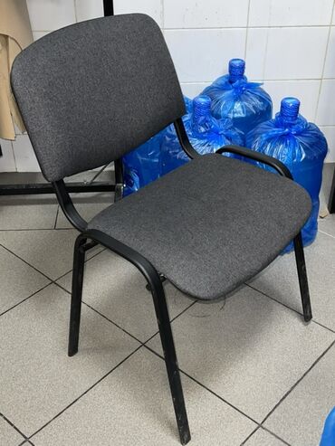 современная офисная мебель: Офисный стул, цвет - Серый, Другой материал