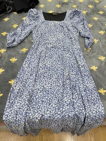 Dəstlər, kostyumlar: Qadın geyim dəsti – 4 parçadan ibarət 1) Açıq mavi, düz kəsimli jeans — 17