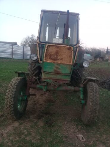 traktor motoru: Traktor yaxşı vəziyətdədir mator karofq əladır sənətləri hamısı