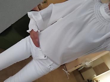 ugg bor: Ženska bela bluza sa visokim okovratnikom i puf rukavima. - — 1