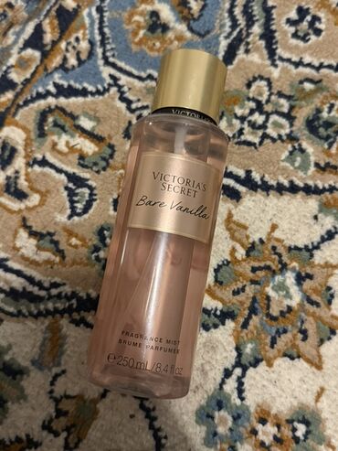 serin qoxulu etirler: Victoria's Secret Bare Vanilla ətirli bədən spreyi. Bu, 250 ml