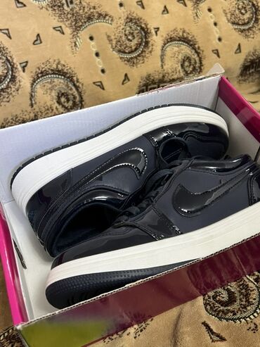 классический костюм женский бишкек: Кроссовки, 38, 39, Nike, Новый, цвет - Голубой, Платная доставка, Самовывоз