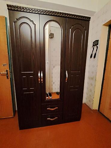paltar şıkafı: İşlənmiş, 3 qapılı, Güzgülü, Qəhvəyi, Taxta, Açılan, Düz dolab — 5