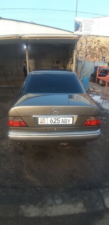 mercedesbenz автомобиль: Mercedes-Benz 220: 1994 г., 2.2 л, Механика, Бензин, Седан