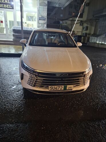 Digər nəqliyyat: BYD sedan – ağ rəngdə, müasir dizaynlı şəhər avtomobili