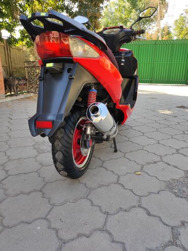 Скутеры: Скутер 50–125 см³ (карбюраторный, вариатор). Яркий красно‑чёрный — 7